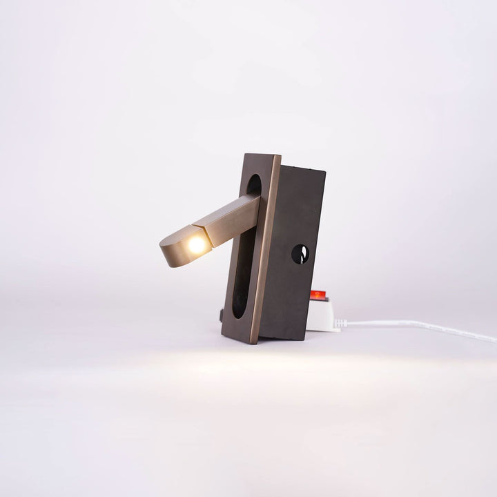 Verstellbare LED-Wandleseleuchte am Bett