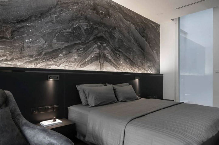 Verstellbare LED-Wandleseleuchte am Bett