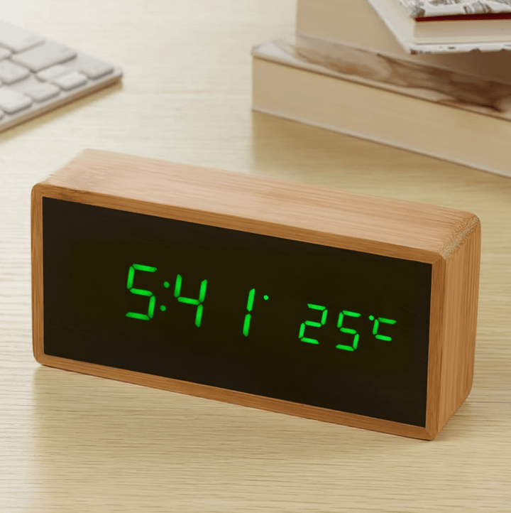 Skanto | Minimalistisk LED bambus alarmklokke med temperatursdisplay