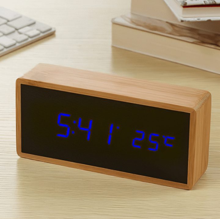 Skanto | Minimalistisk LED bambus alarmklokke med temperatursdisplay
