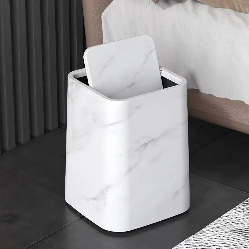Elegant søppelbøtte i marmordesign med svinglokk