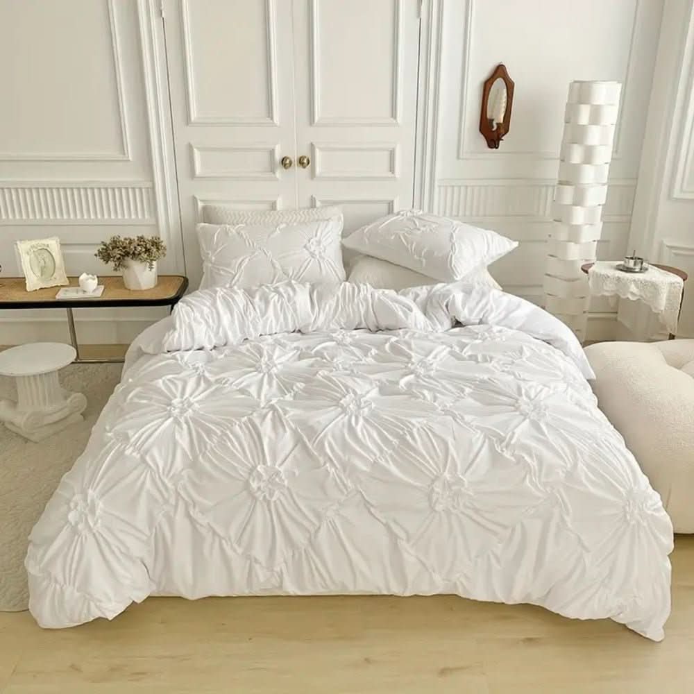 Skanto | Elegant Ruffle Flower Duvet Cover Set laget av Mikrofiber