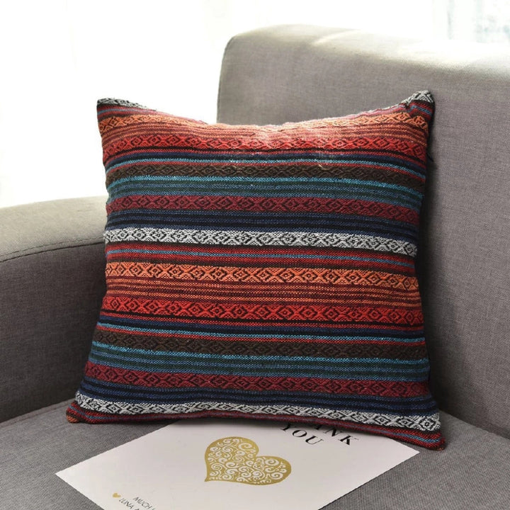 Kissenbezug im Ethno-Boho-Stil mit geometrischen Mustern