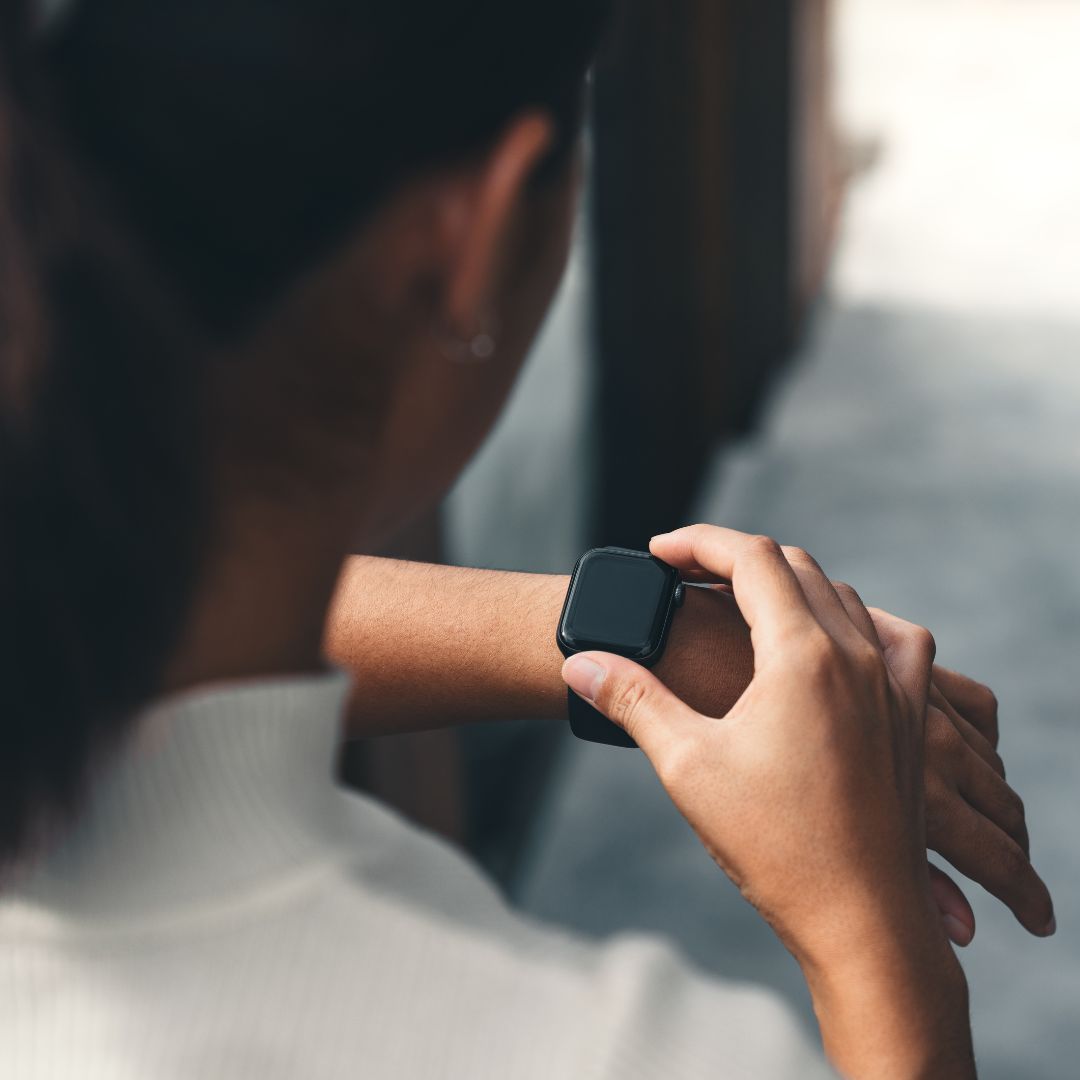 FitTrack Pro Advanced Smartwatch - Tilpassbare funksjoner | Helse- og treningsovervåking Skanto
