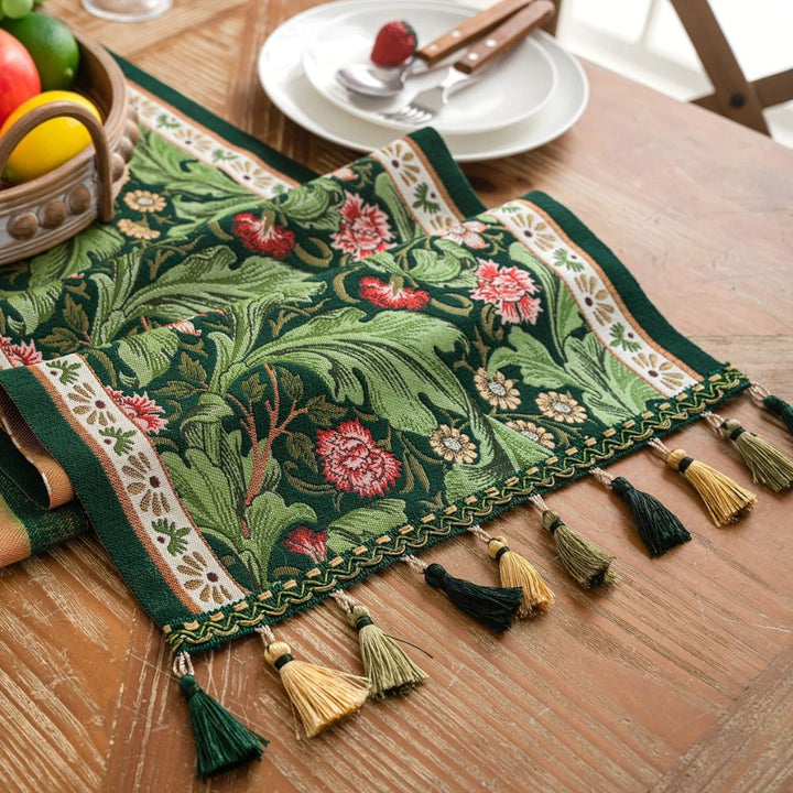 Tischläufer mit Flora-Ranken-Stickerei