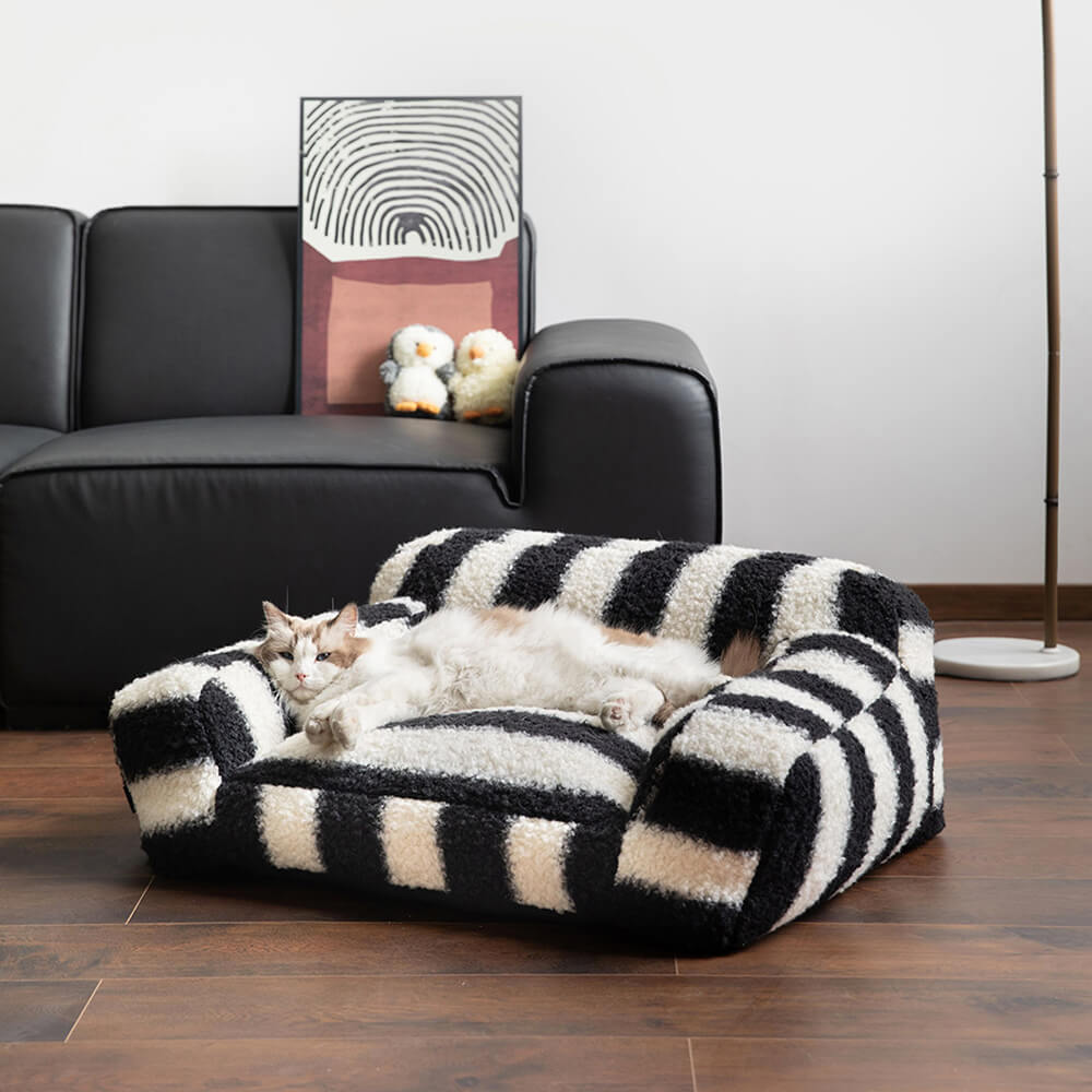 Moderne Faux Lambswool Kattesofa med Brede Armlener og Avtakbar Pute | Skanto