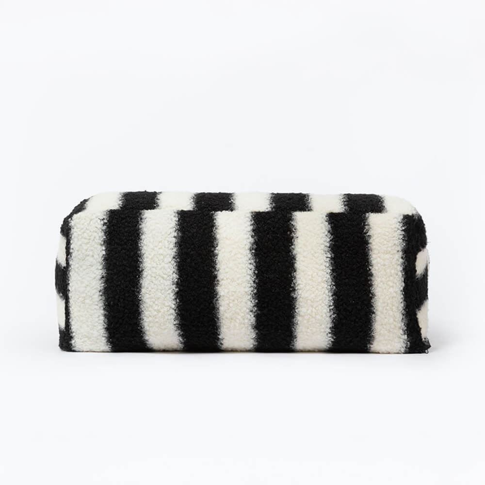 Moderne Faux Lambswool Kattesofa med Brede Armlener og Avtakbar Pute | Skanto