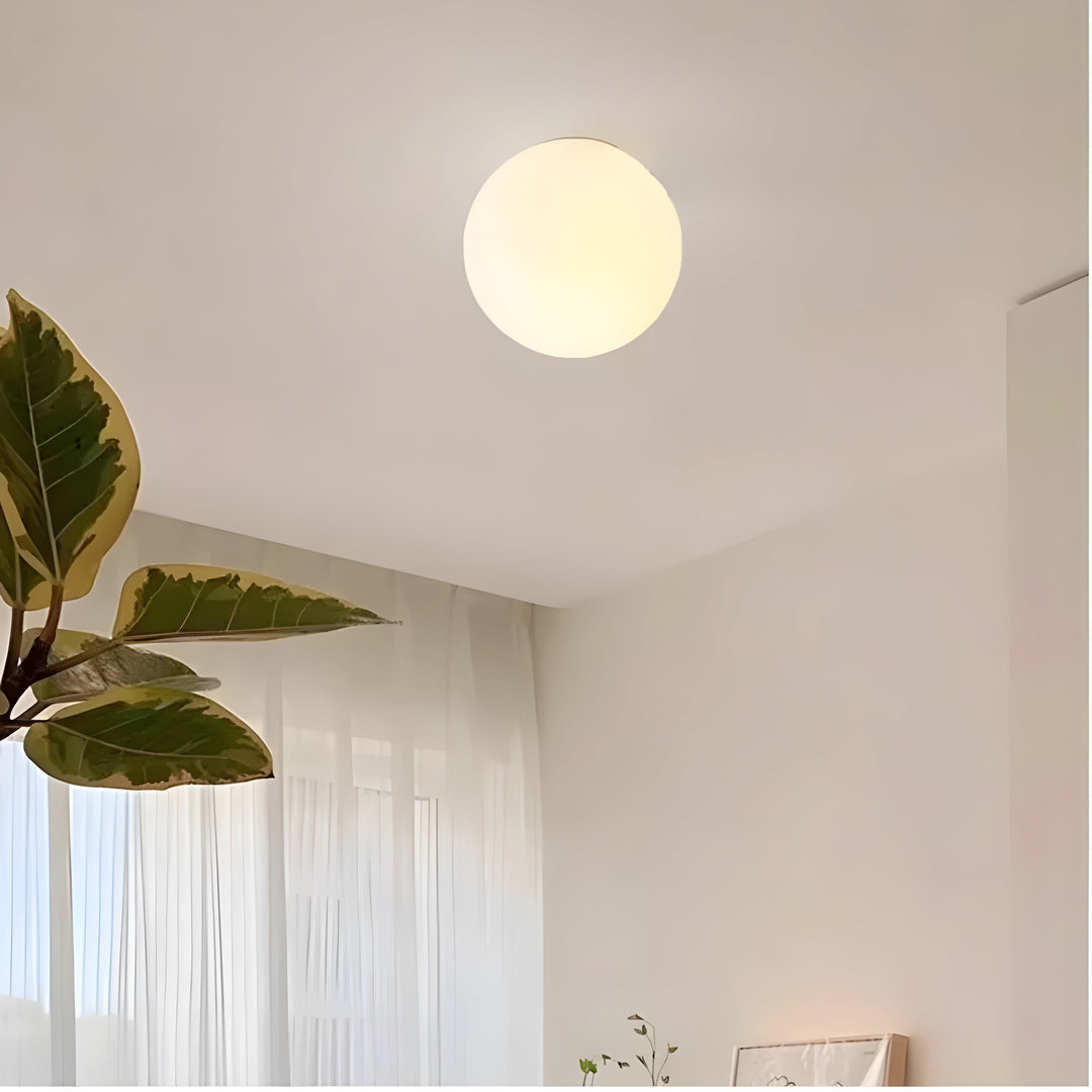 GlasAura Vegglampe med Matt Glasskule og Metallbase | Skanto