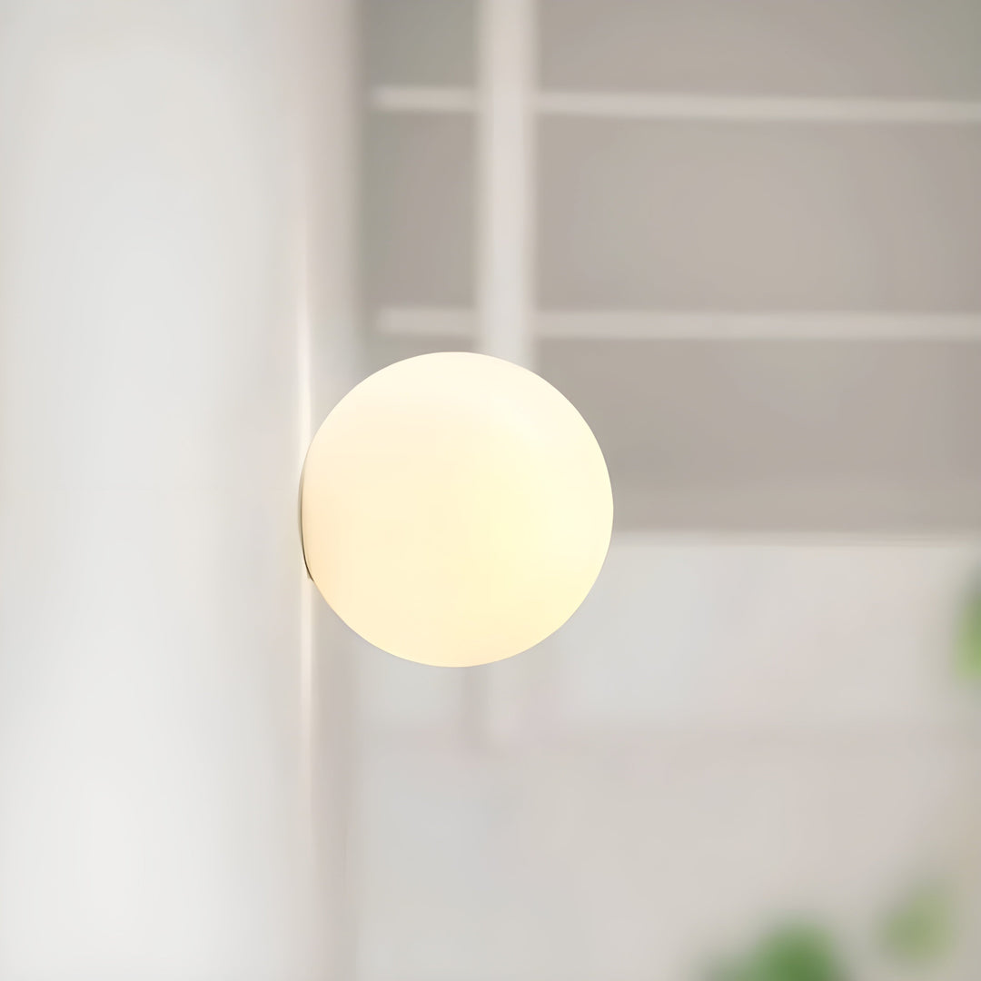 GlasAura Vegglampe med Matt Glasskule og Metallbase | Skanto