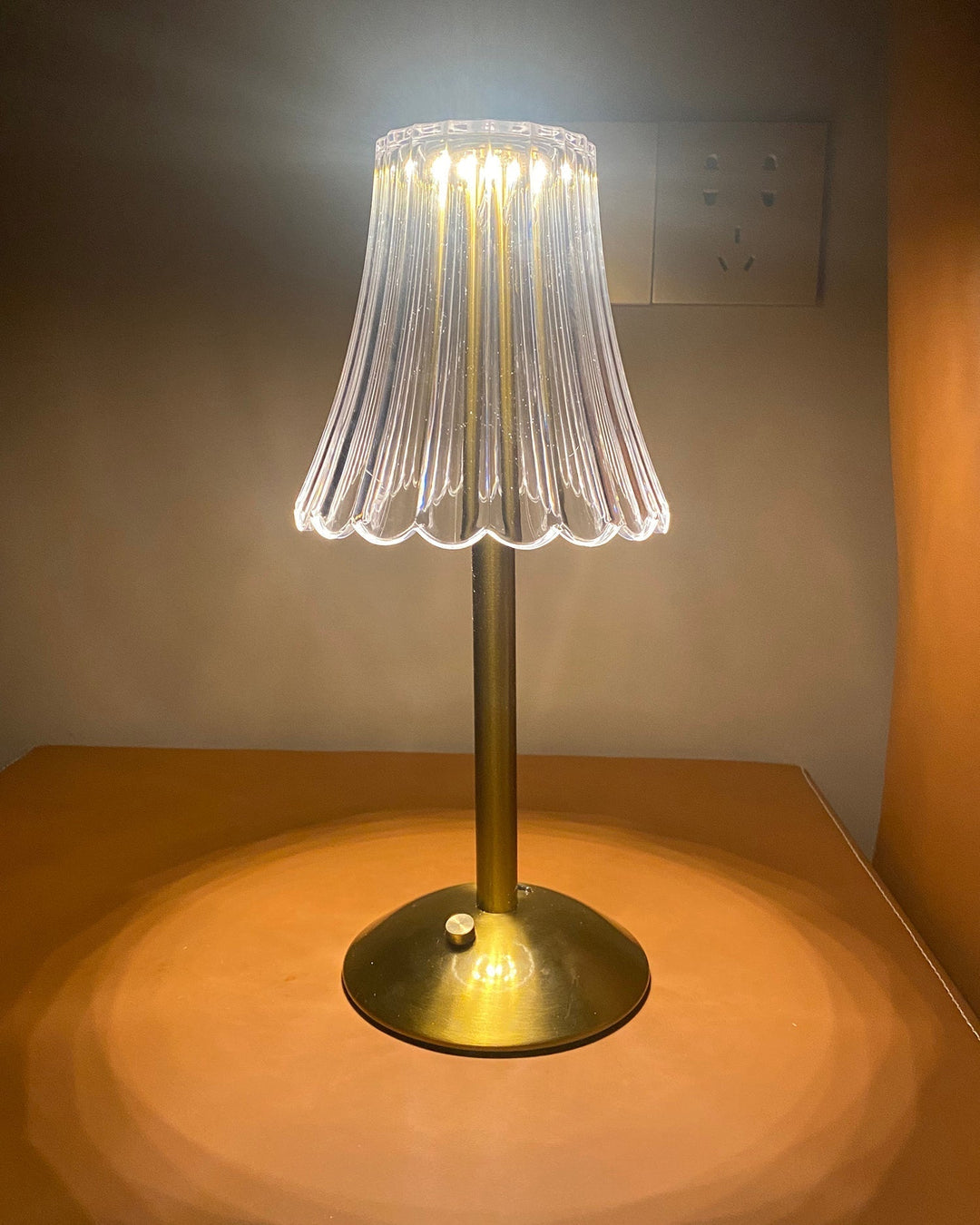 Skanto | RadiantGold – Elegant Bærbar Bordlampe