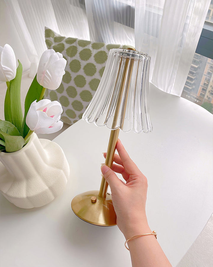 Skanto | RadiantGold – Elegant Bærbar Bordlampe