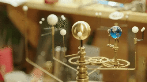 KosmosMaster Grand Orrery – Håndlaget solsystemmodell med 28 måner og 9 planeter | Skanto