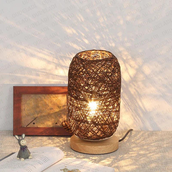 Skanto | WoodLuxe - Rattan-inspirert bordlampe