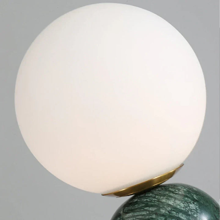 Moderne Marmor Bordlampe med Rund Glass, Elegant Stuebelysning | Skanto