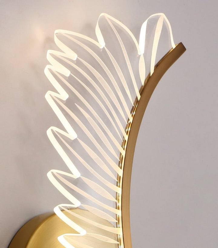 Skanto | Vegglampe med naturinspirert gyllen vinge motiv