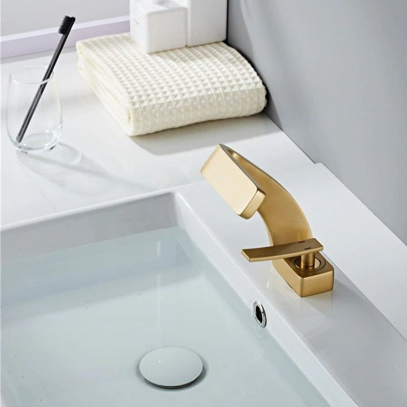 Skanto | Modern design curved faucet