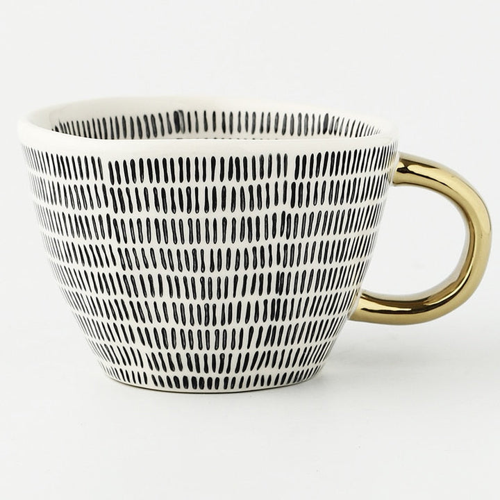 Skanto | Cup med abstrakt geometrisk mønster og gullhåndtak