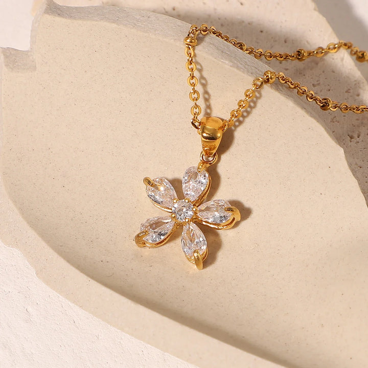 Skanto | 18k diamant fembladet blomst halskjede