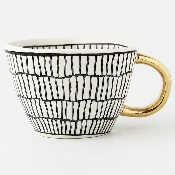 Skanto | Cup med abstrakt geometrisk mønster og gullhåndtak