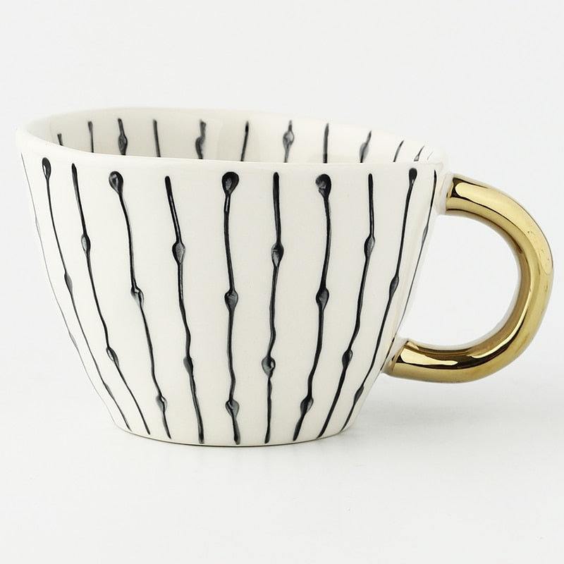 Skanto | Cup med abstrakt geometrisk mønster og gullhåndtak