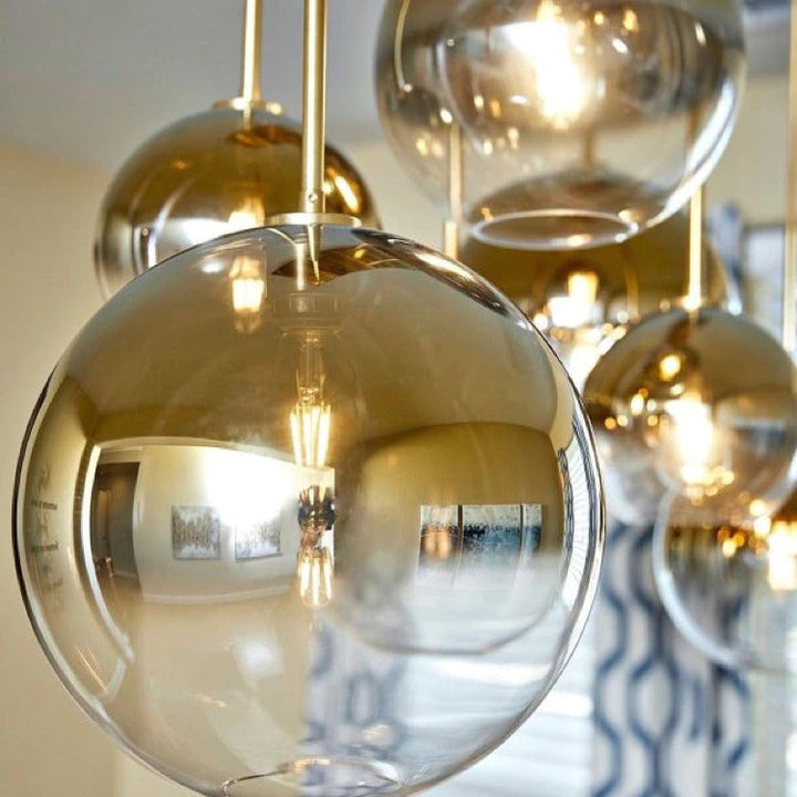 Moderne pendellamper laget av glasskuler