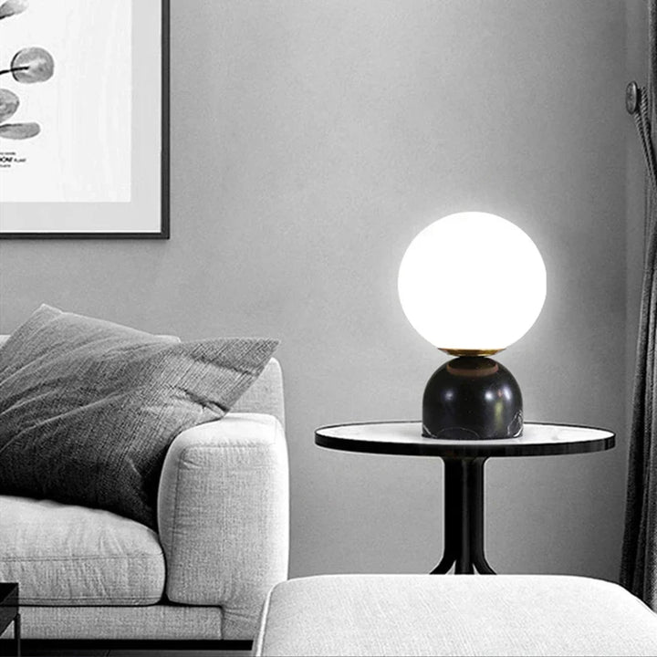 Moderne Marmor Bordlampe med Rund Glass, Elegant Stuebelysning | Skanto
