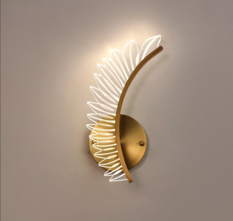 Skanto | Vegglampe med naturinspirert gyllen vinge motiv