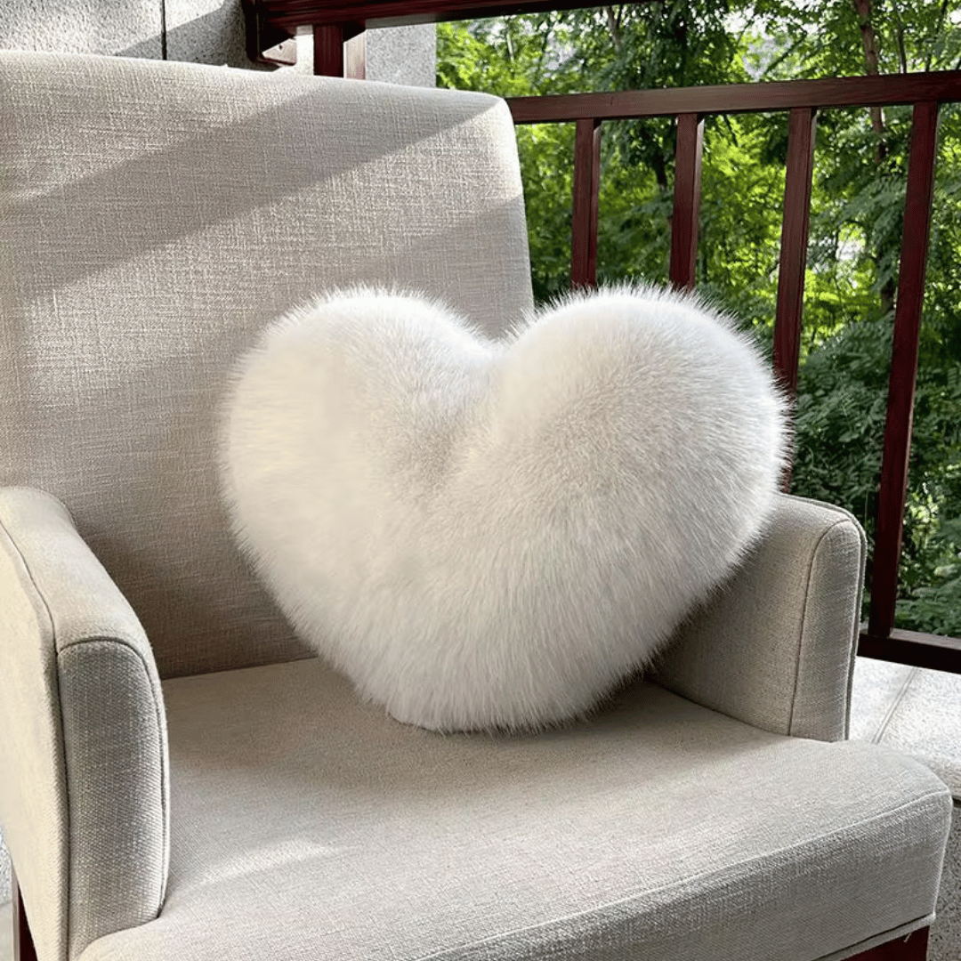Skanto | Hjerteformet faux fur pute for varme og moderne oppholdsrom
