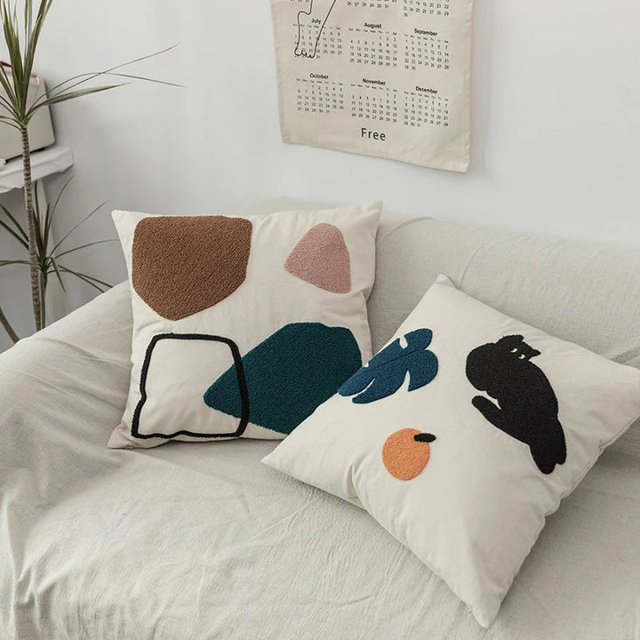 Black Cat & Garden Tufted Putekcase | Skanto