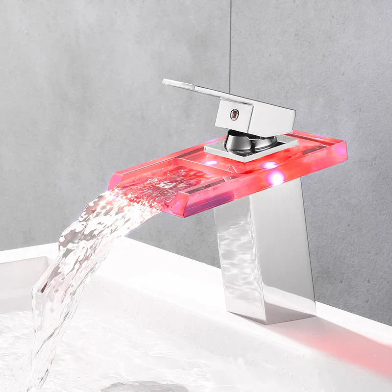 Skanto | LED Messing Kaskade Moderne Kran