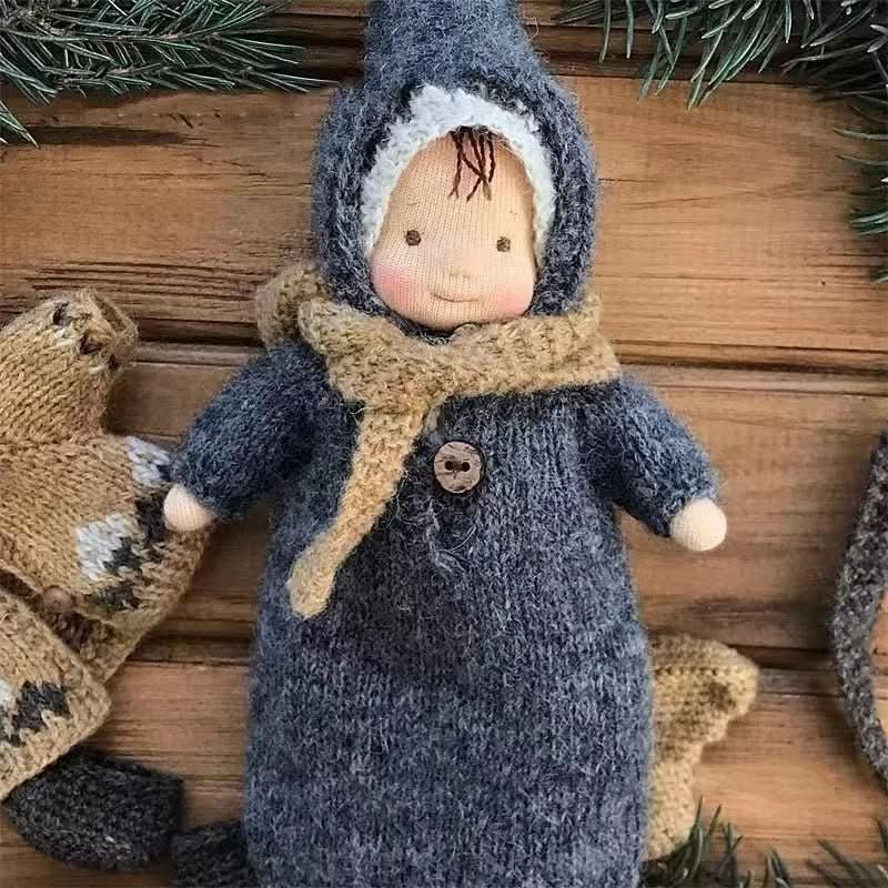 Skanto | Håndlaget bomull Waldorf dukke med tilbehør
