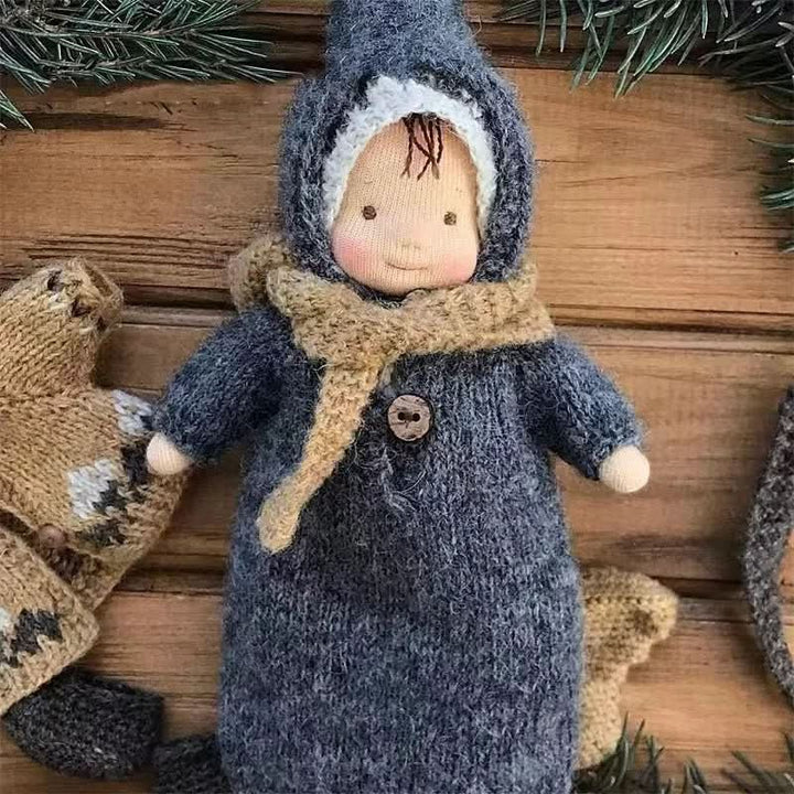 Skanto | Håndlaget bomull Waldorf dukke med tilbehør