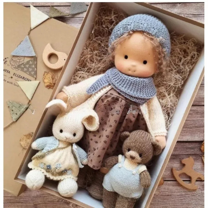Skanto | Kanskukt dukke i Waldorf-stil med Kawaii-detaljer og tekstilpakking