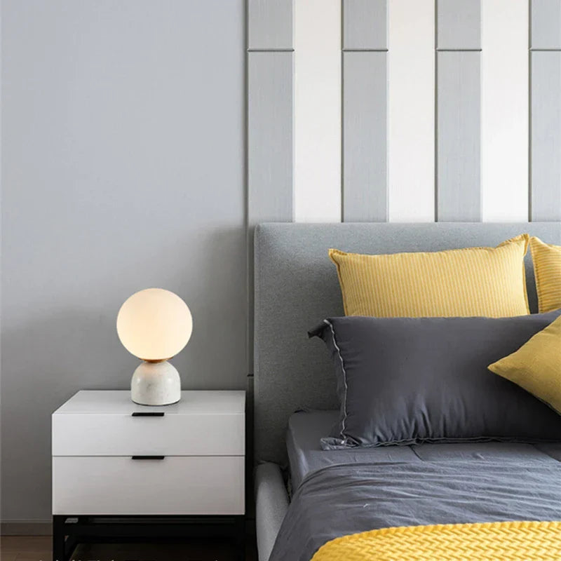 Moderne Marmor Bordlampe med Rund Glass, Elegant Stuebelysning | Skanto