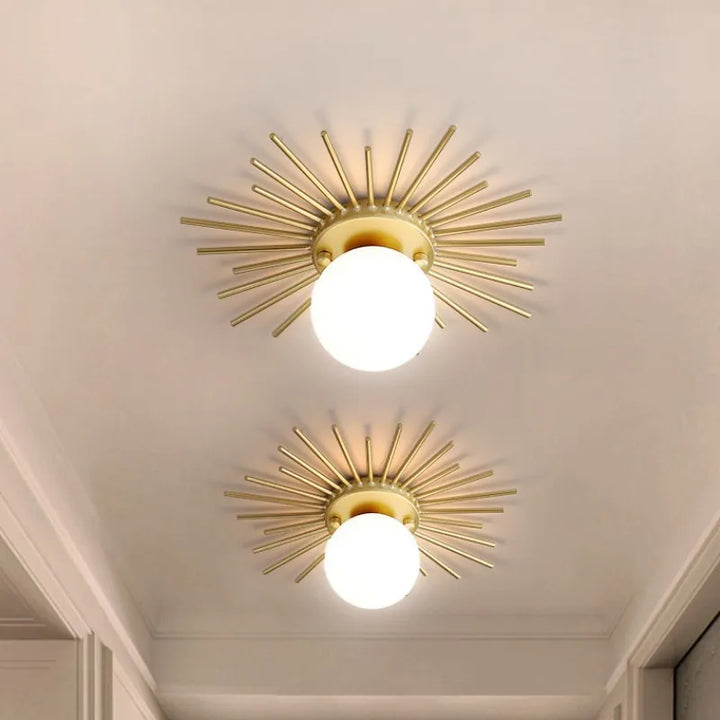 Skanto | HaloBeam – Elegant Glass og Jern Vegglampe for Klassisk Touch