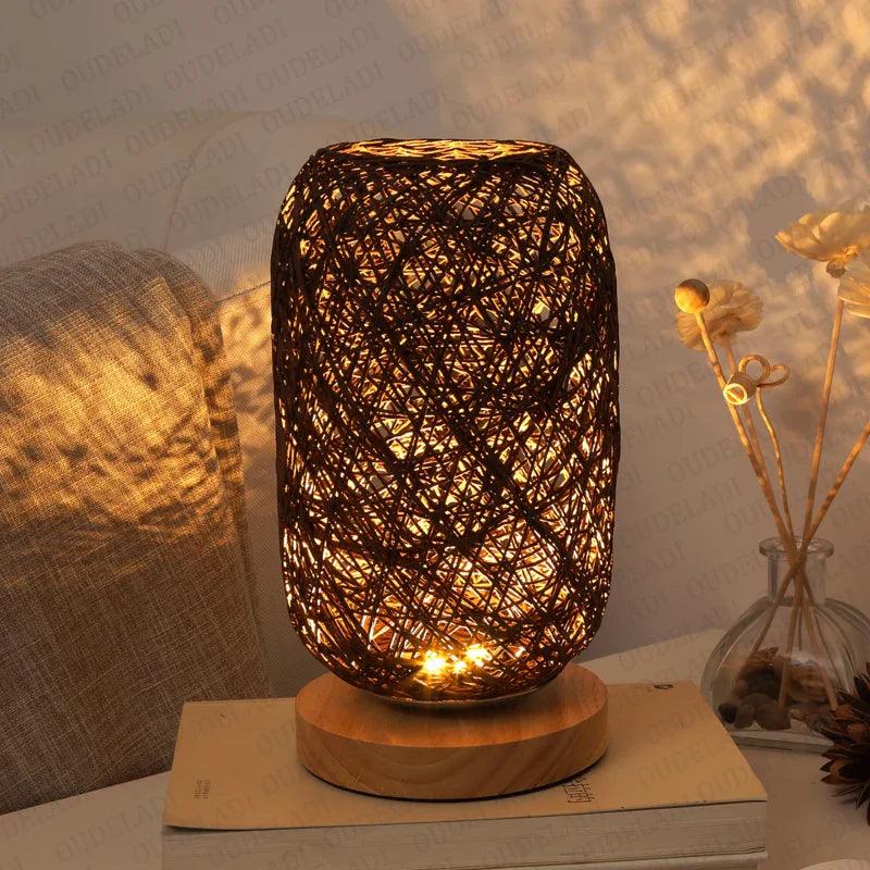 Skanto | WoodLuxe - Rattan-inspirert bordlampe