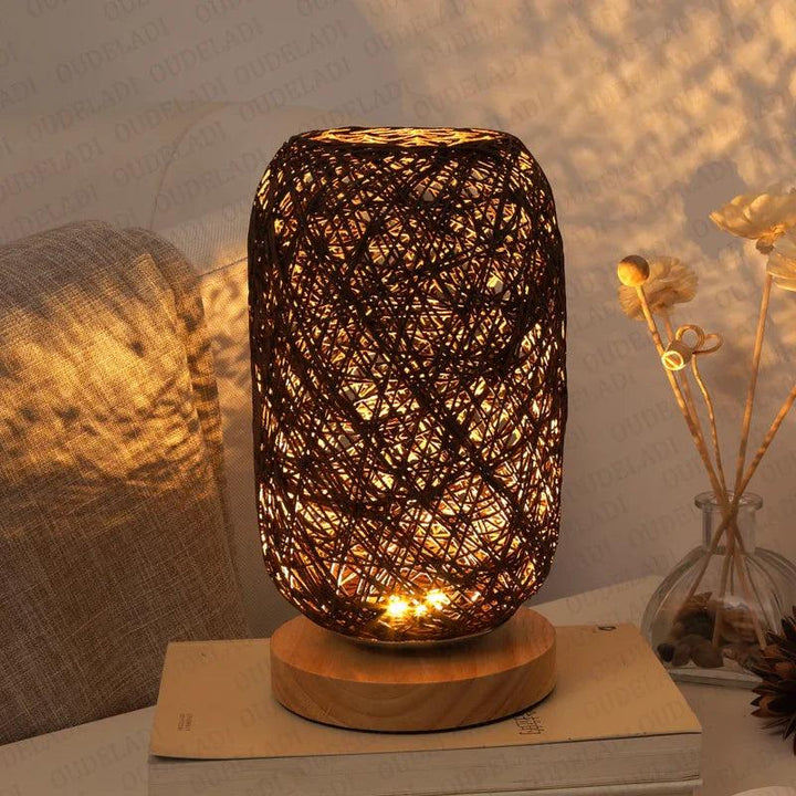 Skanto | WoodLuxe - Rattan-inspirert bordlampe