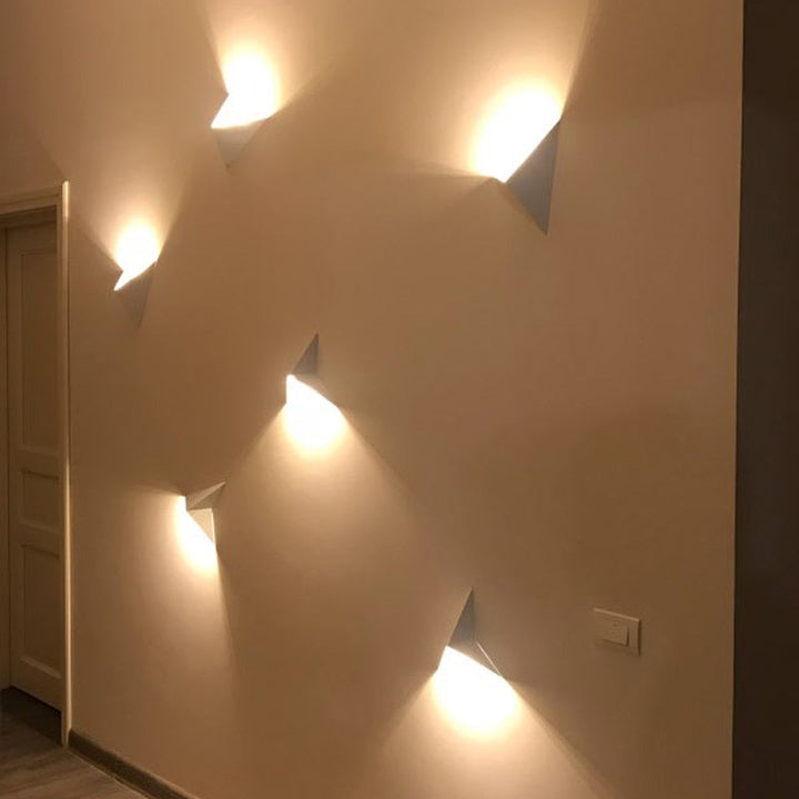 Minimalistisk trekantet LED-vegglampe | Moderne design i ack/Hvit | Ideell for stue og bad