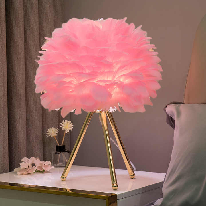 Skanto | Bordlampe - FeatherLux - Dimbar Lys - Elegant Fjærdesign