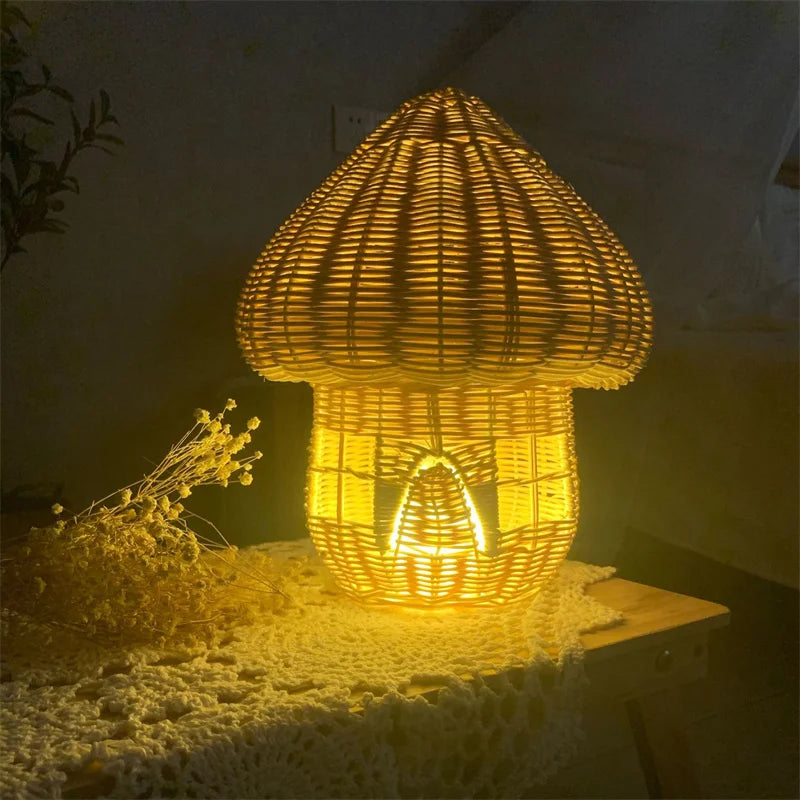 Skanto | Håndlaget Rattan Sopp Hus Ornament – Vakkert Vevd Dekorasjon for Hjemmet