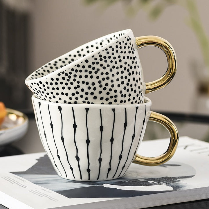 Skanto | Cup med abstrakt geometrisk mønster og gullhåndtak