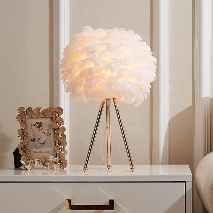 Skanto | Bordlampe - FeatherLux - Dimbar Lys - Elegant Fjærdesign