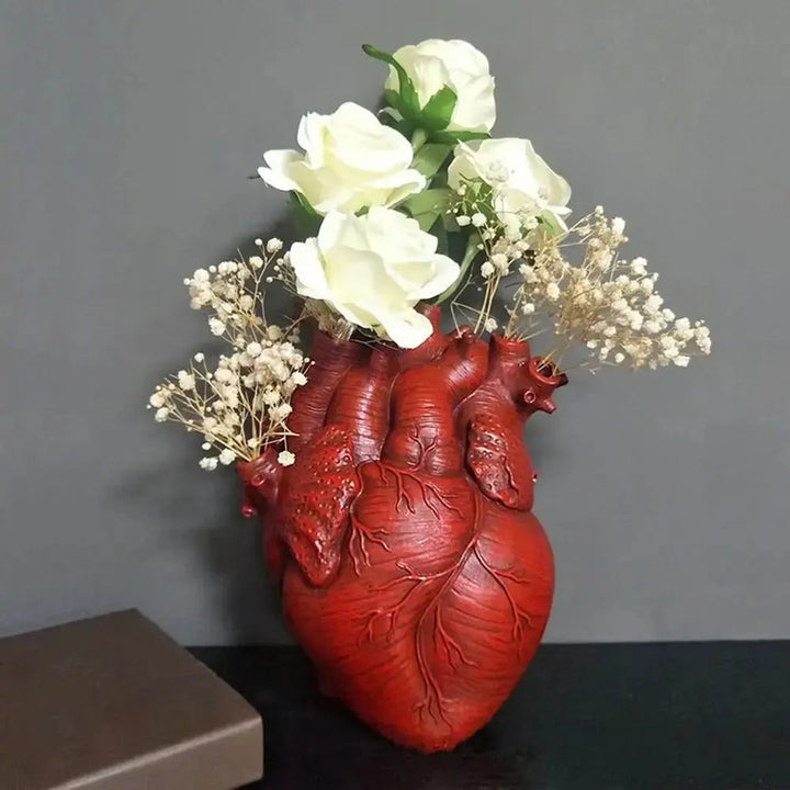 Hjerteformet kunstvase – Kreativ beholder i anatomisk design laget av harpiks