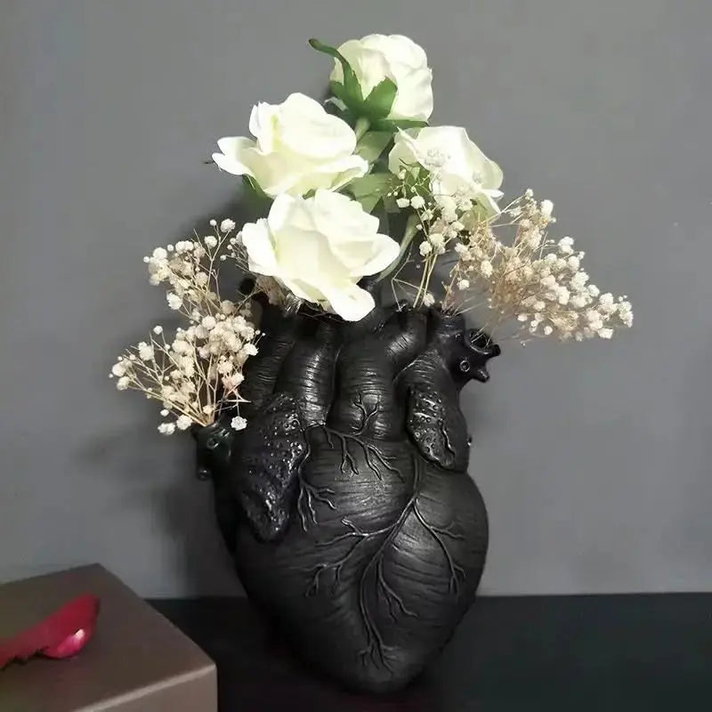Hjerteformet kunstvase – Kreativ beholder i anatomisk design laget av harpiks