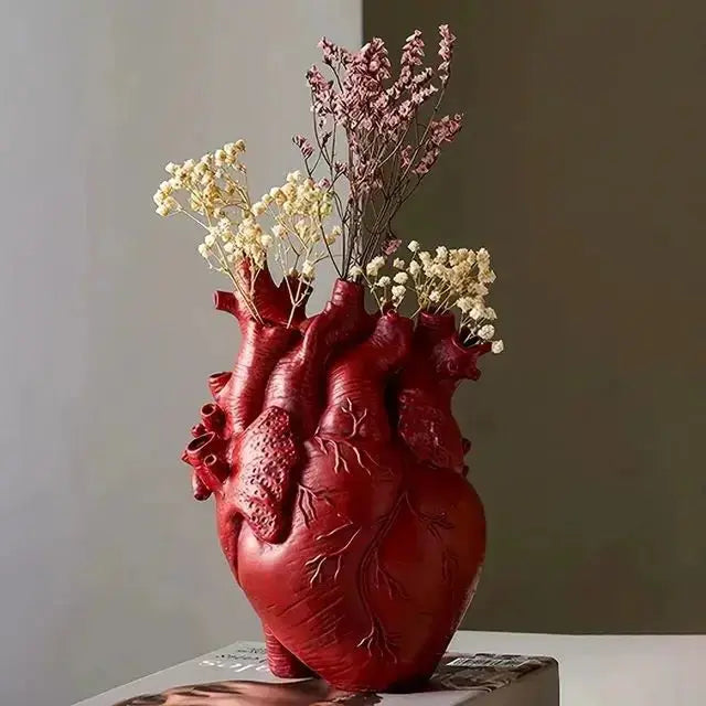 Hjerteformet kunstvase – Kreativ beholder i anatomisk design laget av harpiks