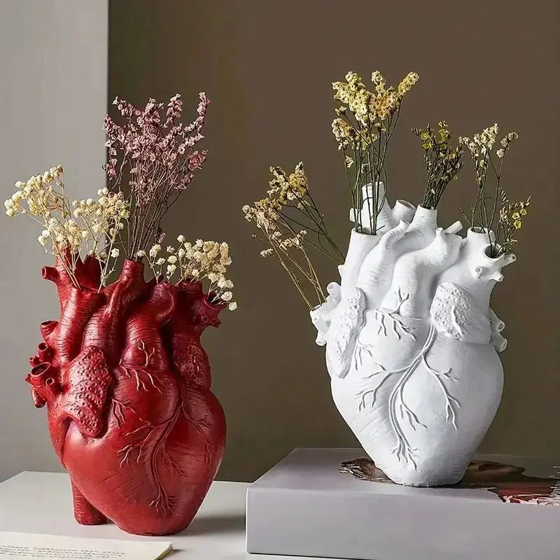 Hjerteformet kunstvase – Kreativ beholder i anatomisk design laget av harpiks