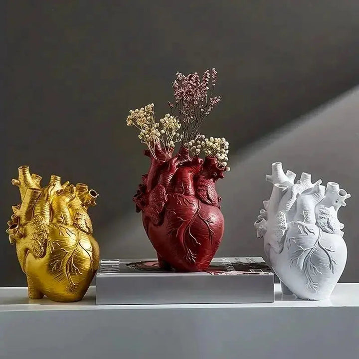 Hjerteformet kunstvase – Kreativ beholder i anatomisk design laget av harpiks