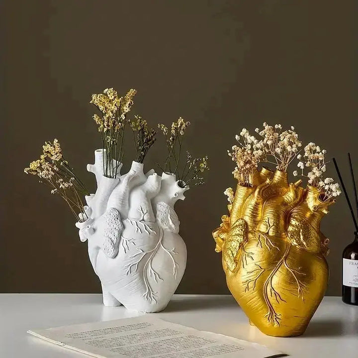 Hjerteformet kunstvase – Kreativ beholder i anatomisk design laget av harpiks