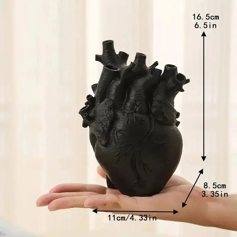 Hjerteformet kunstvase – Kreativ beholder i anatomisk design laget av harpiks