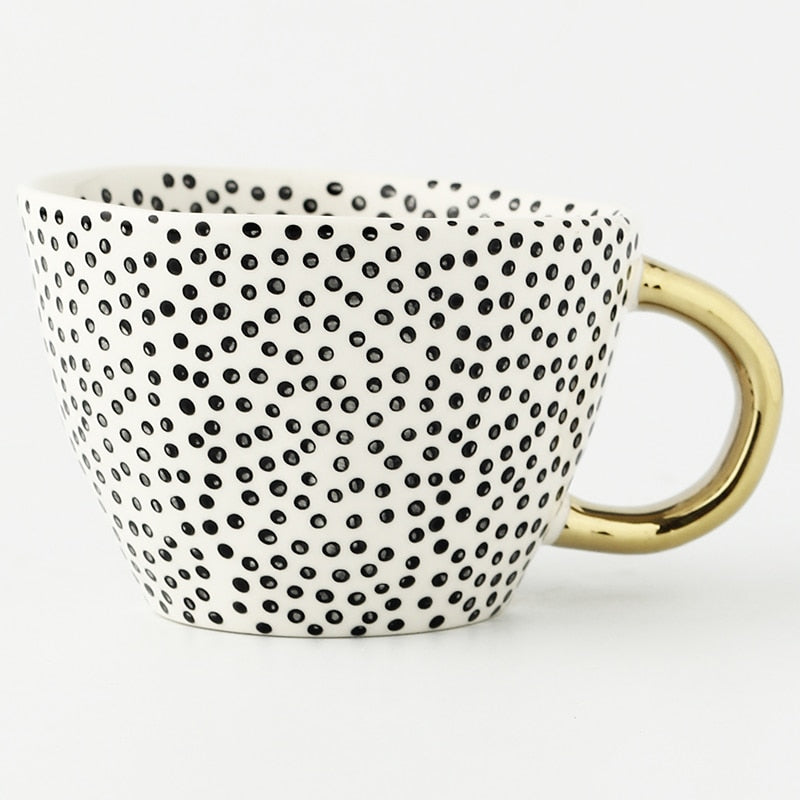 Skanto | Cup med abstrakt geometrisk mønster og gullhåndtak